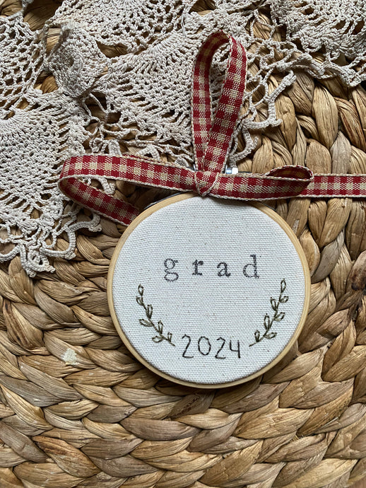 Ornament: grad